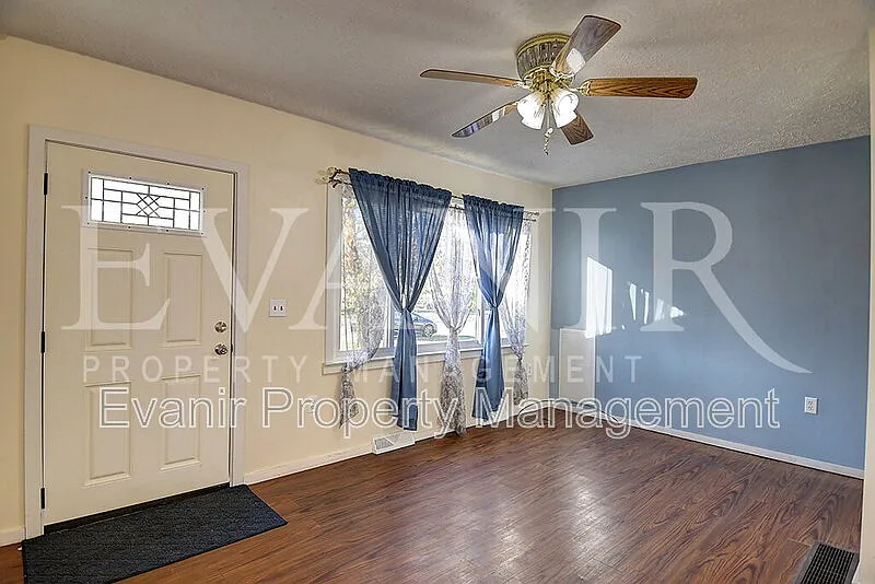 3 bed, 1.0 bath, 864 sqft, $1,390 — Photo 4