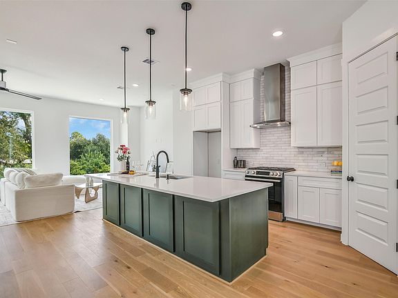 2nd image of 806 Fisher St #F