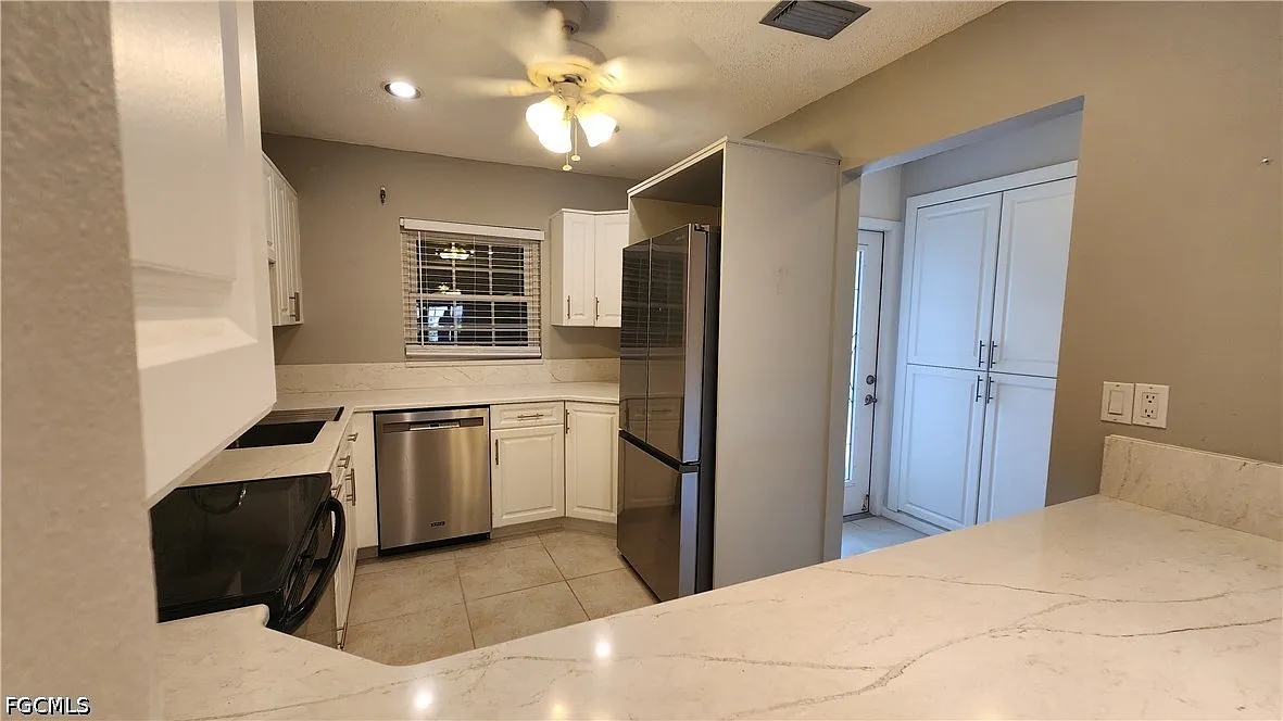3 bed, 2.5 bath, 1614 sqft, $1,900 — Photo 2