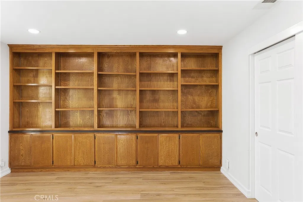 126 E Yale Loop — Photo 4