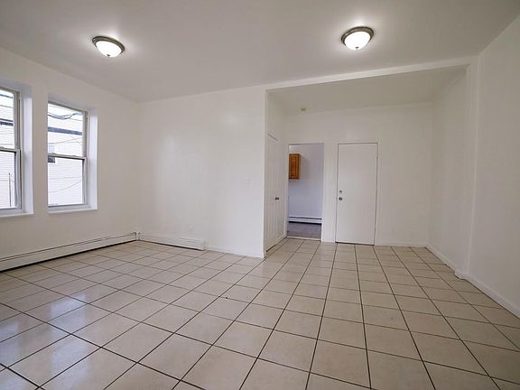 2nd image of 191 Mallory Ave #2R