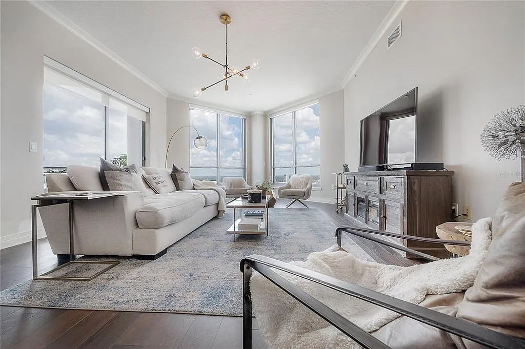 3 bed, 3.0 bath, 2161 sqft, $7,200 — Photo 3