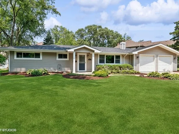 301 W Brookside Cir, Wheaton, IL 60187