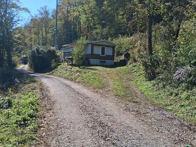 462 Tunnel Mountain Rd — Photo 2