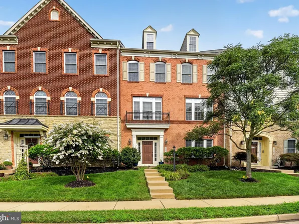 24949 Earlsford Dr, Chantilly, VA 20152
