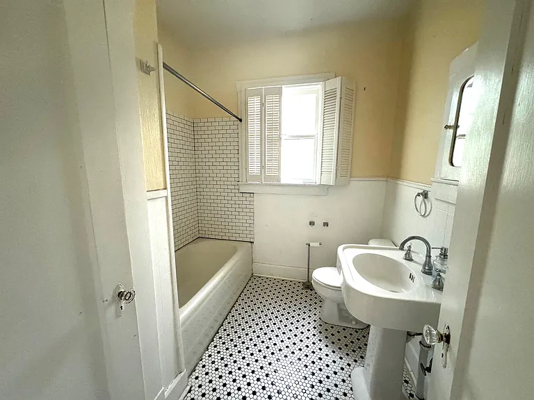1112 Spruce St — Photo 9