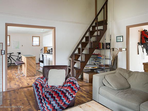 3rd image of 610 E Hall Ave