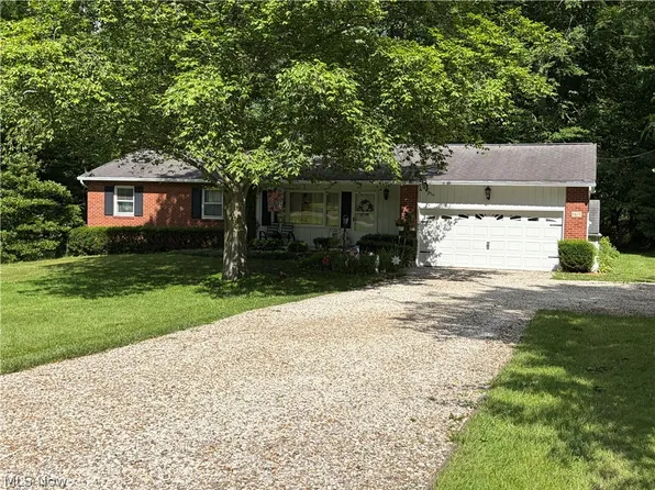 3615 Easton Rd, Barberton, OH 44203