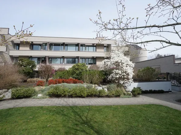 15275 19th Ave #306, Surrey, BC V4A 1X6