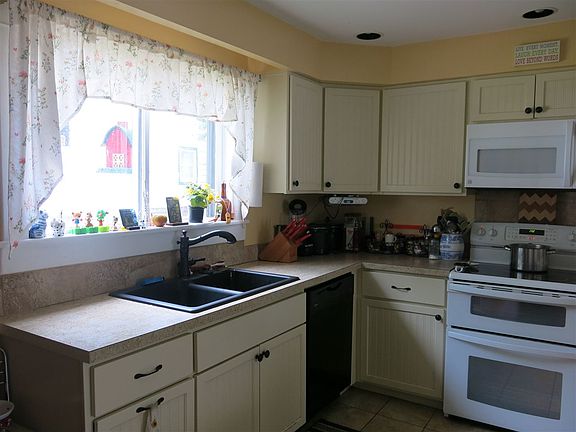 4th image of 72 Judson St