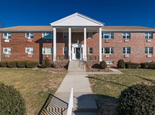 14 Regency Park Dr #B, Agawam, MA 01001