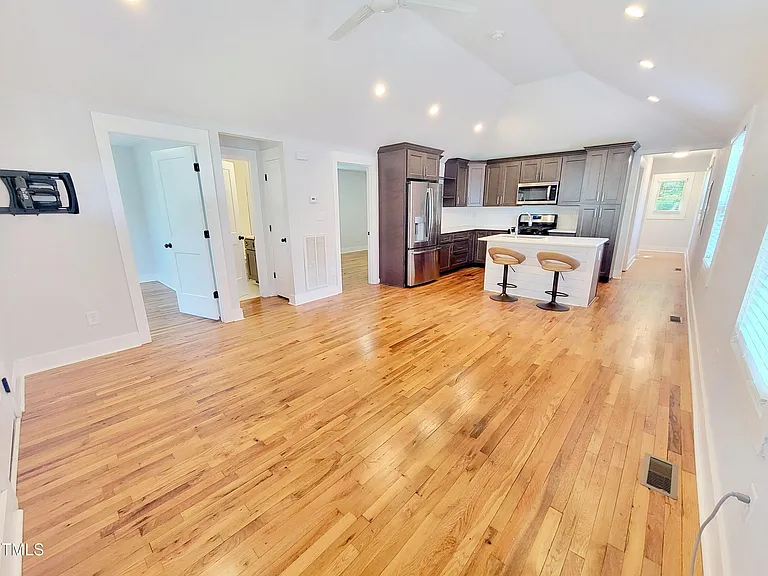 805 Coleman St — Photo 3