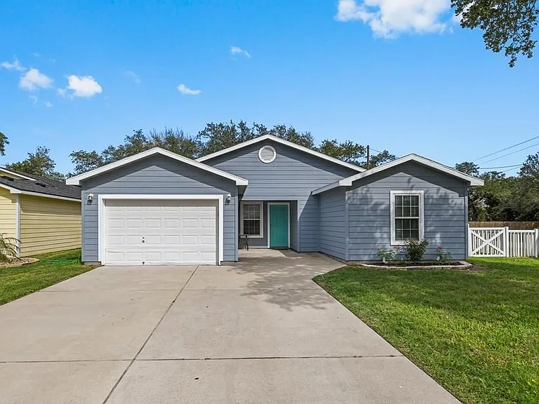 102 Pecan Harbor St — Photo 1