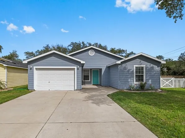 102 Pecan Harbor St, Rockport, TX 78382