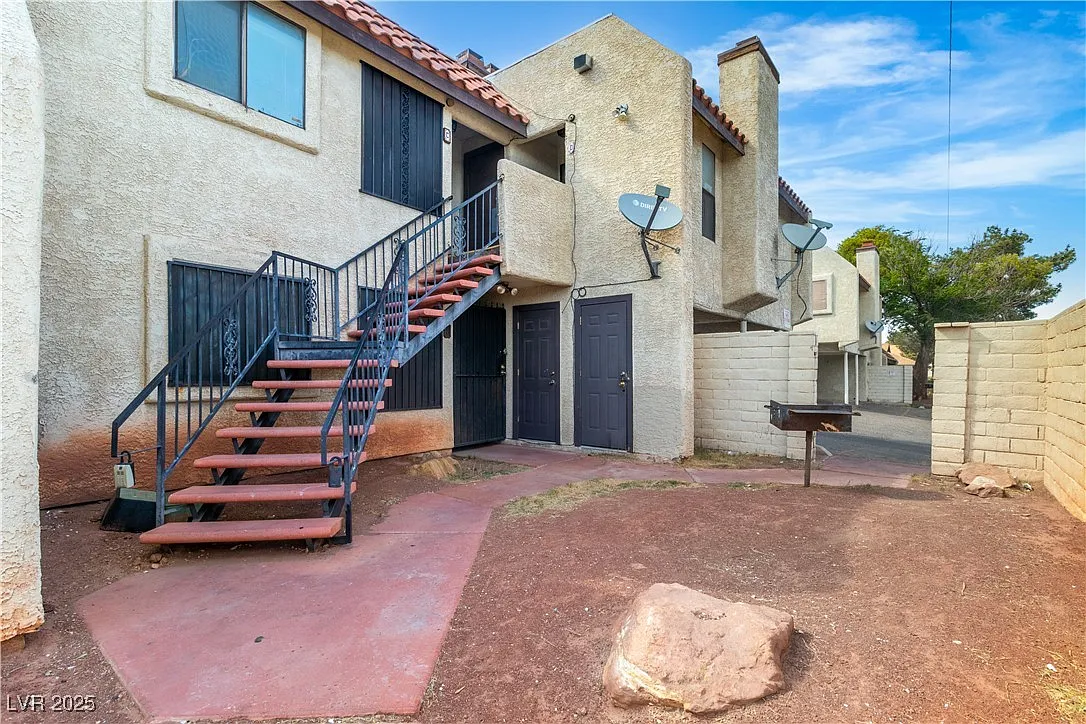 2 bed, 2.0 bath, 996 sqft, $1,200 — Photo 2