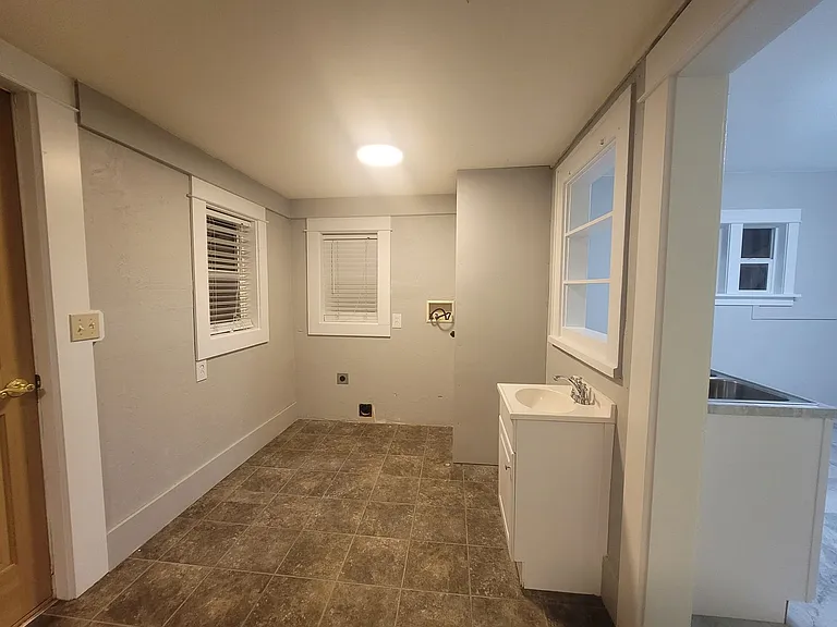 845 W 26th Ave — Photo 15