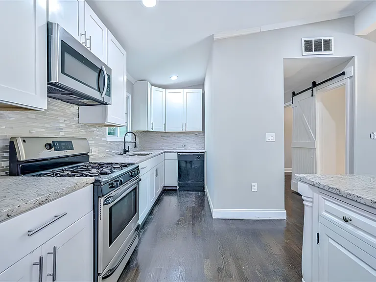 Godfrey Dr SW — Photo 2