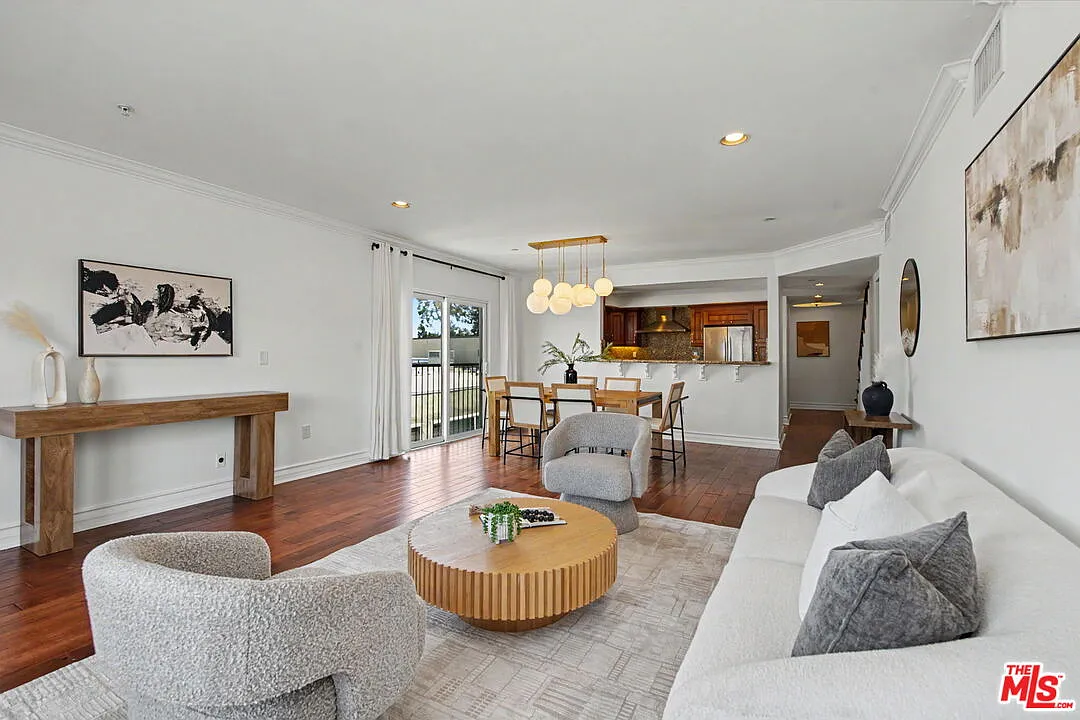 4 bed, 2.5 bath, 1850 sqft, $5,550 — Photo 3