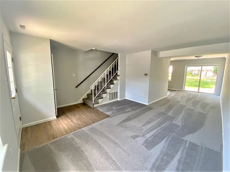 407 Moss Hill Ln — Photo 2