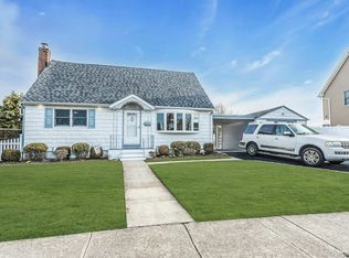 247 Knollwood Lane, Seaford, NY 11783