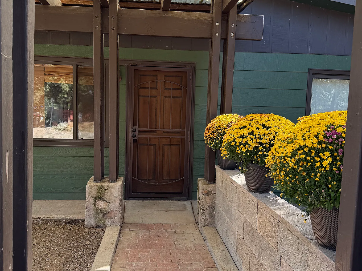 2 bed, 1.5 bath, 1350 sqft, $2,200 — Photo 1