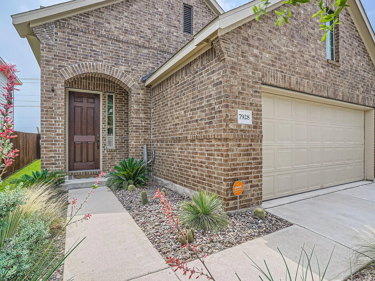 3 bed, 2.5 bath, 1836 sqft, $2,195 — Photo 3