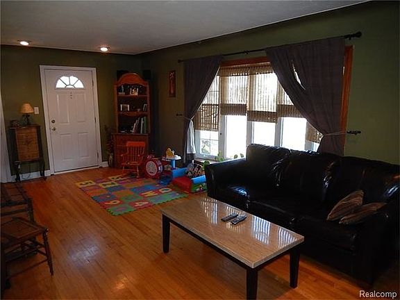 4th image of 18429 Shadyside St