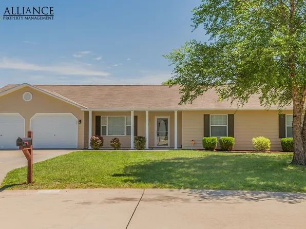 3884 Fox Ridge Dr, Manhattan, KS 66502