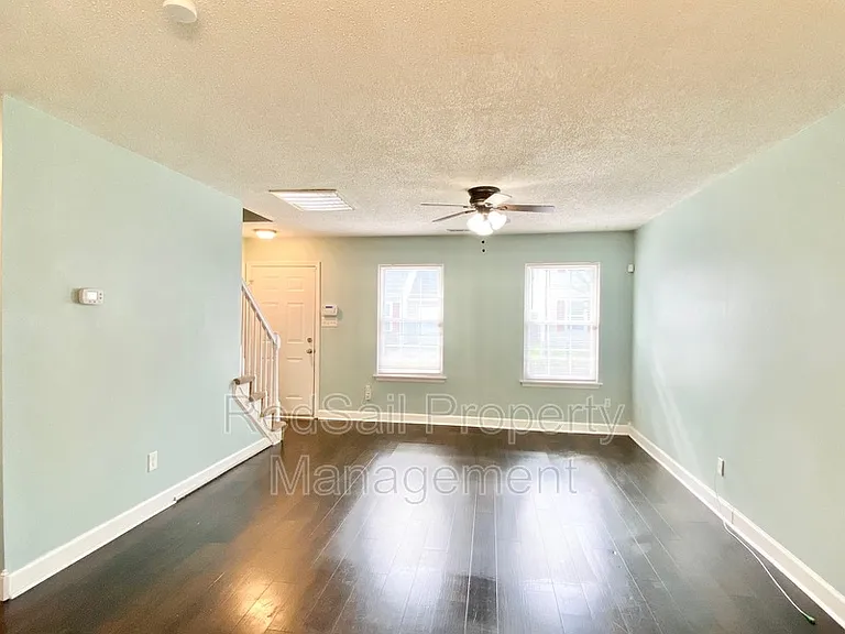 213 N Hunt Club Run — Photo 4