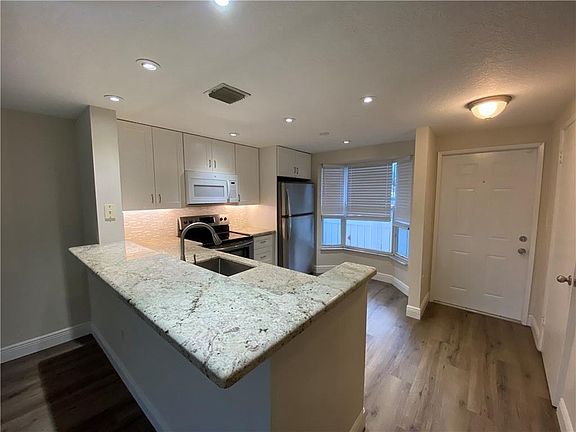 5th image of 1078 Jeffery St