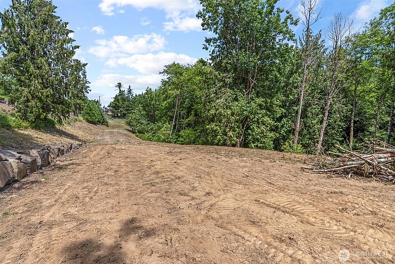 4th image of 1899 Mt Pleasant Road