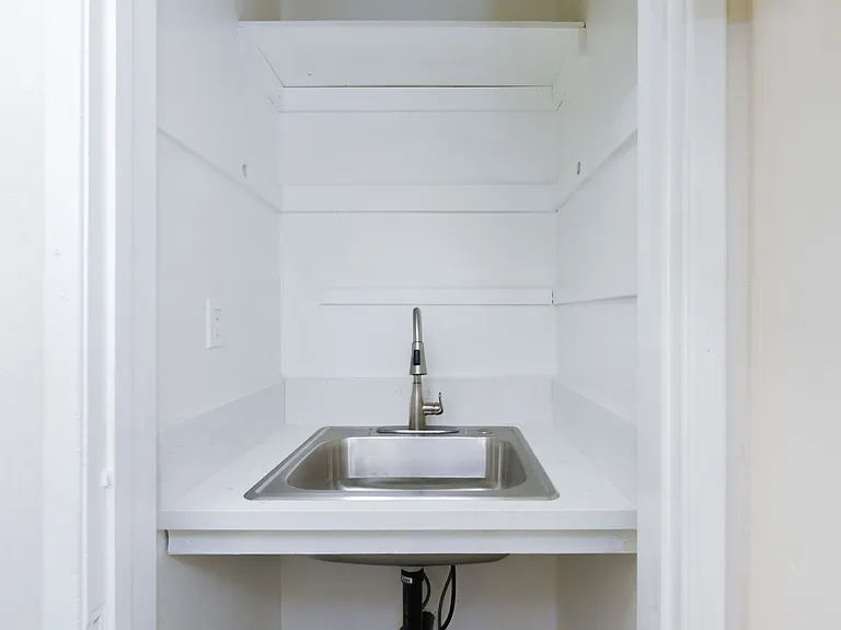 Berendo Street Apartments — Photo 7