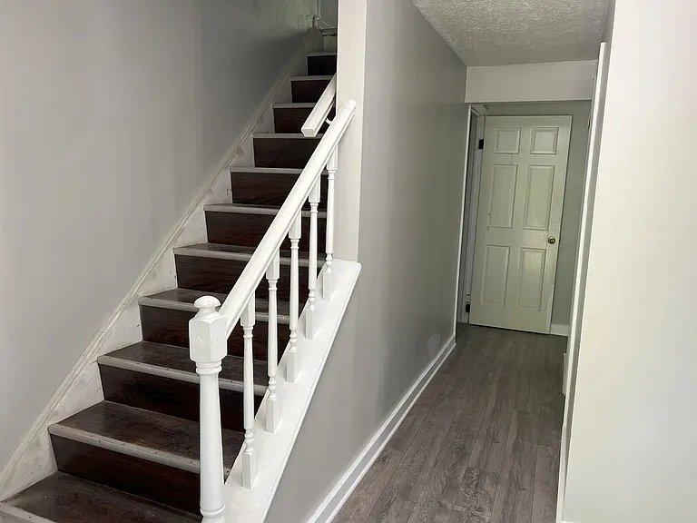 507 Castle Ct — Photo 5
