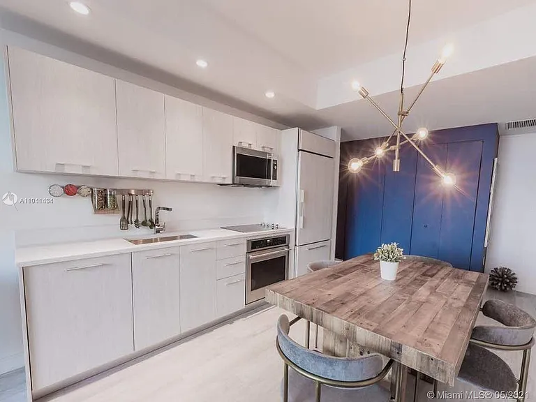 45 SW 9th St #3309 — Photo 2