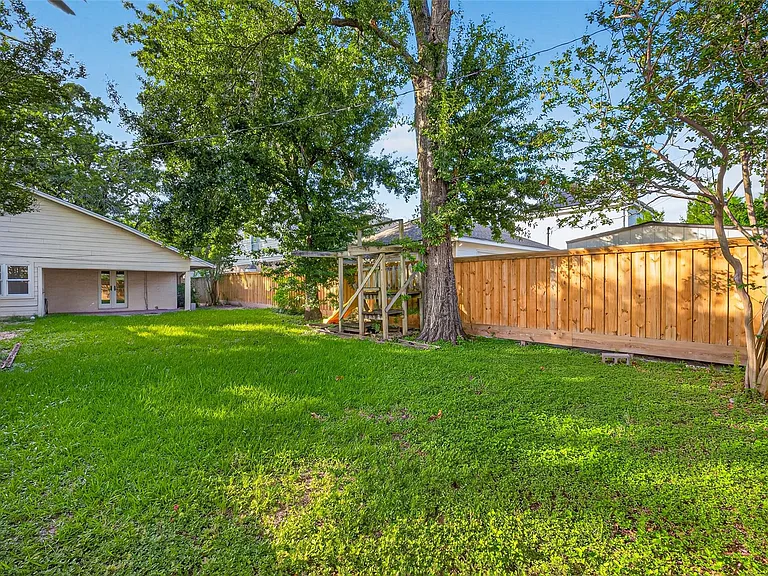 3731 Drake St — Photo 36