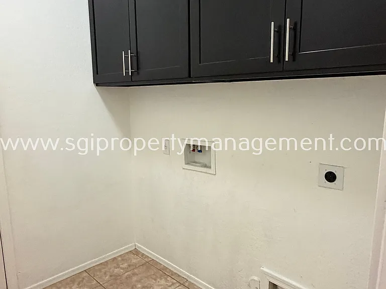 1243 E Walnut Rd — Photo 15