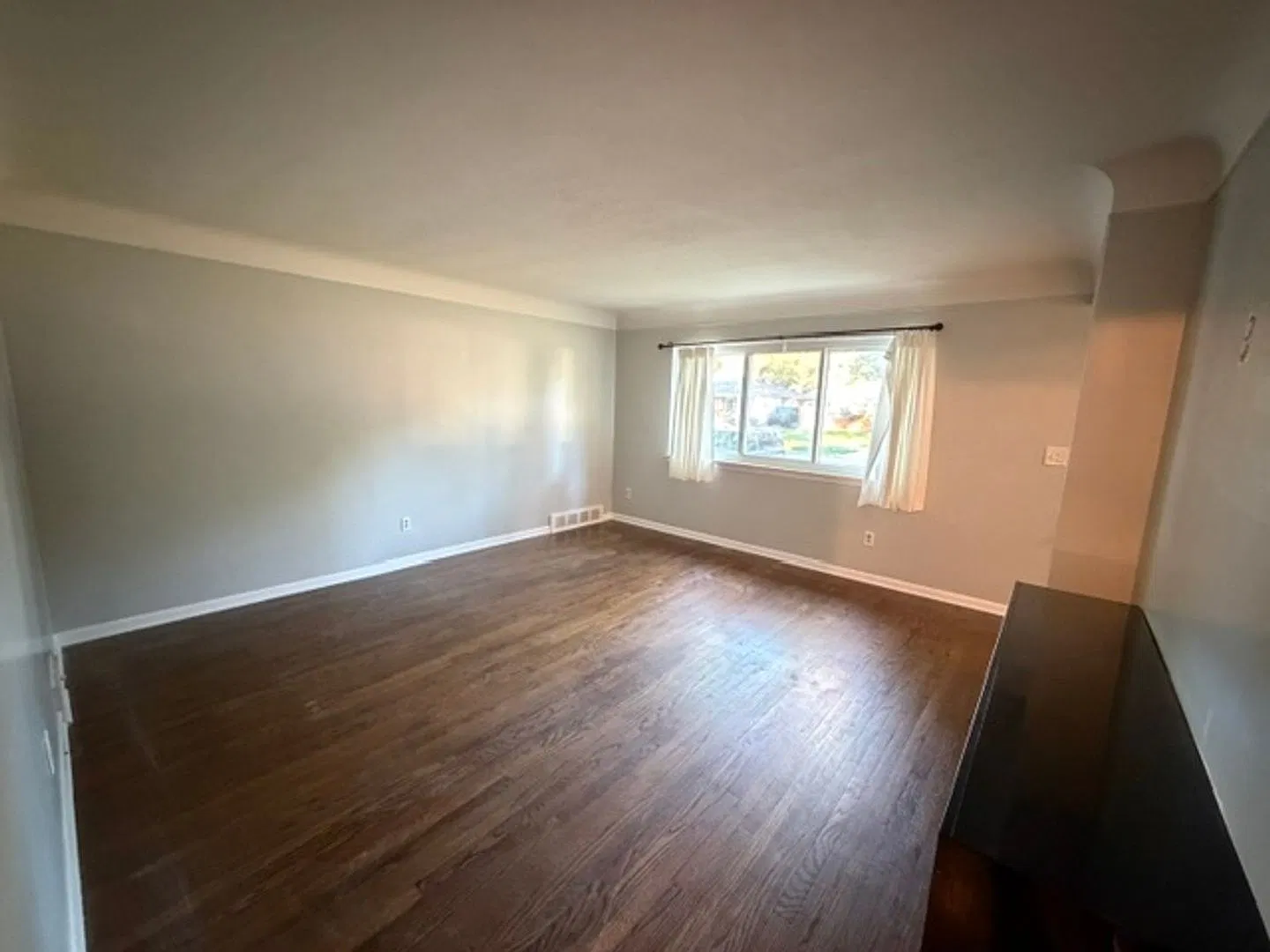 3 bed, 1.0 bath, 1050 sqft — Photo 4