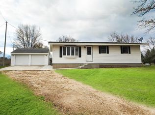 1915 Honey Creek Rd, Manchester, IA 52057