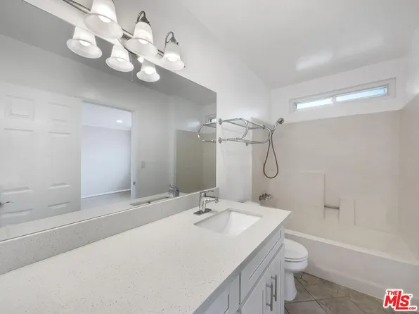 6864 Hatillo Ave APT D, Winnetka, CA 91306