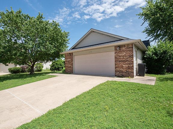 3rd image of 1612 Lionheart Ln