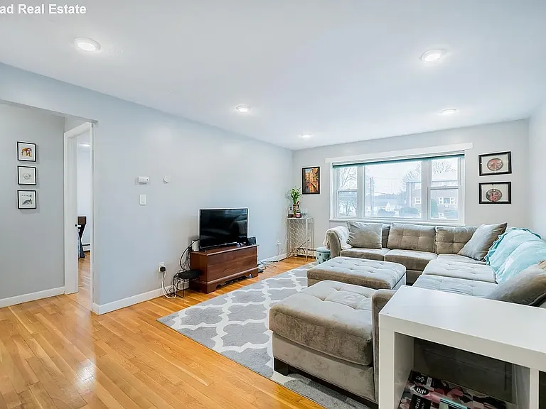 1077 Chestnut St #7 — Photo 3