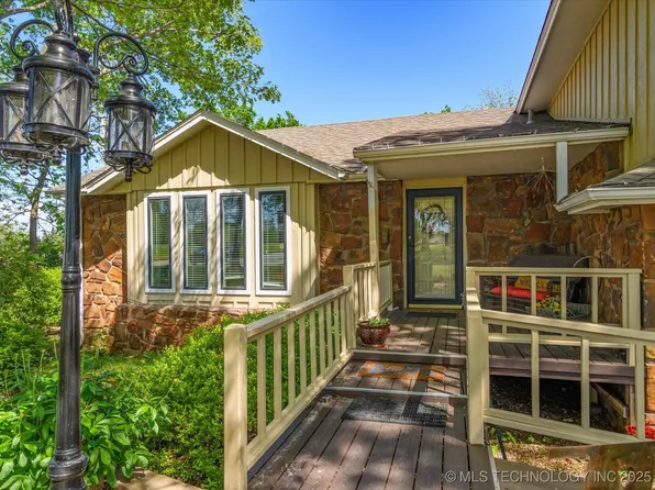 900 Briarwood Dr, Bartlesville, OK 74006