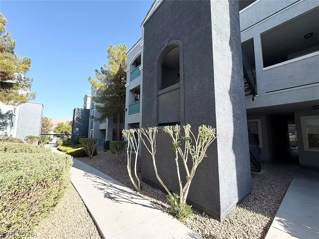 2 bed, 2.0 bath, 930 sqft, $1,350 — Photo 2