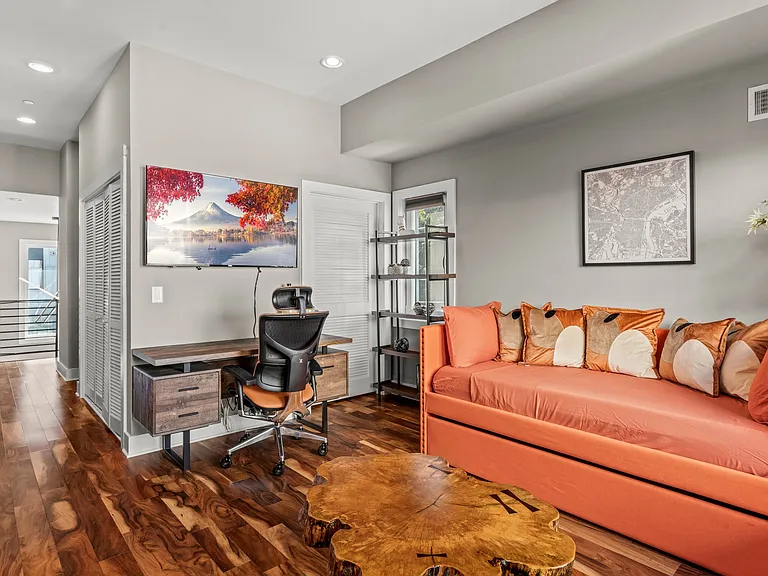 2nd floor den / flex space