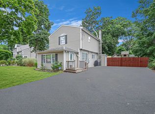 123 Woodside Rd, Mastic Beach, NY 11951