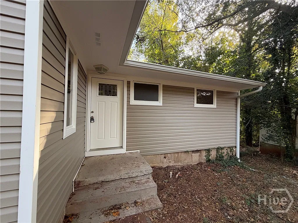 3 bed, 1.0 bath, 1032 sqft, $1,900 — Photo 3