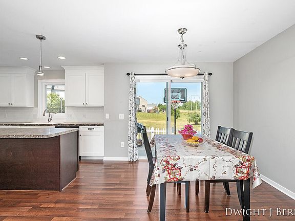 5th image of 7181 Shady Knoll Dr SE