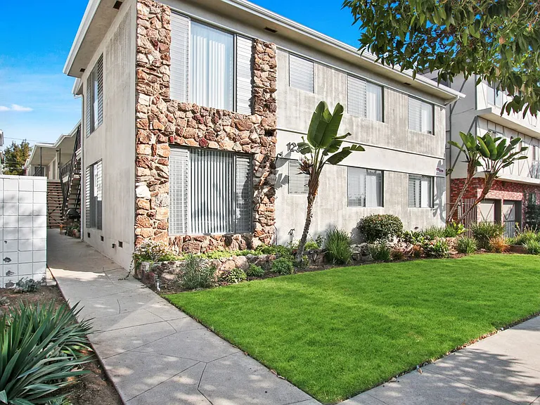 1231 12th St. in Santa Monica. Steps to Wilshire Blvd! — Photo 18