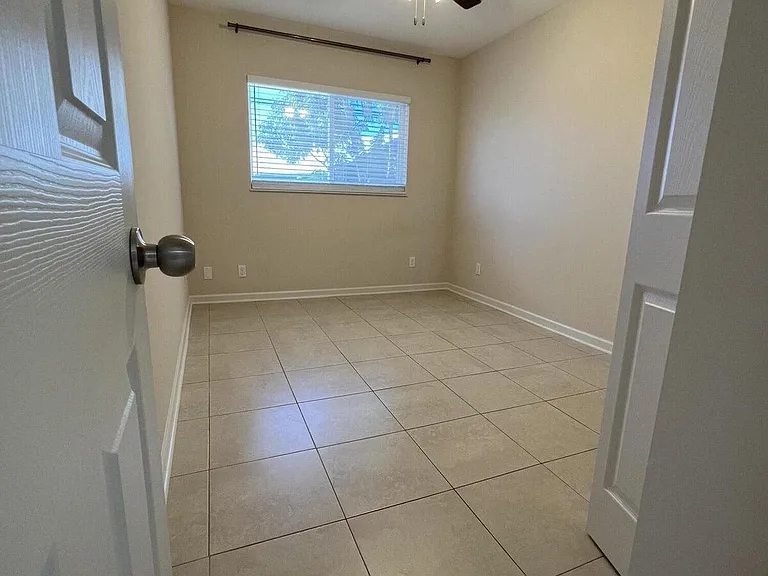 499 W Conference Dr — Photo 11