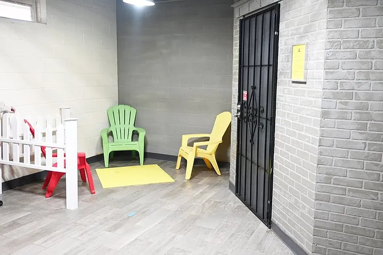 Chairs in dog washing station at Kearney Apartment Homes.
